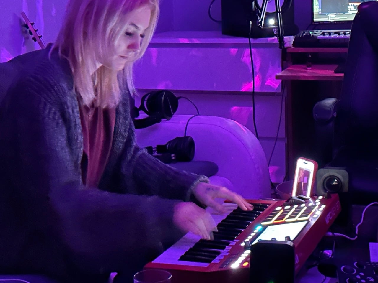 Izabelė playing Akai MPC Key 37